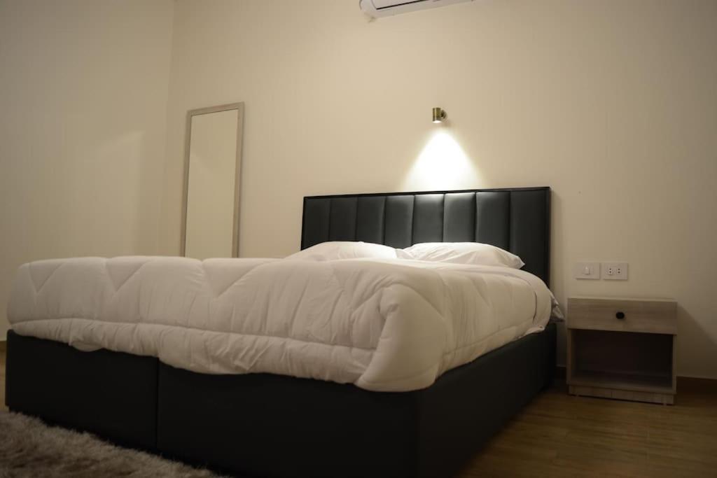 White Palace Served 21 Apartment