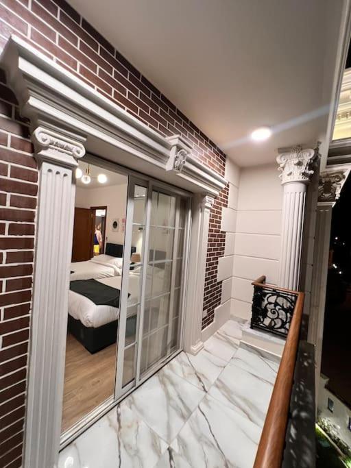 White Palace Served 21 *