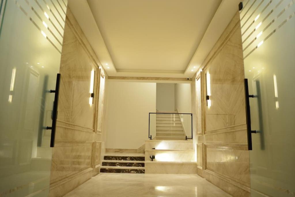 White Palace Served 21 Apartment *
