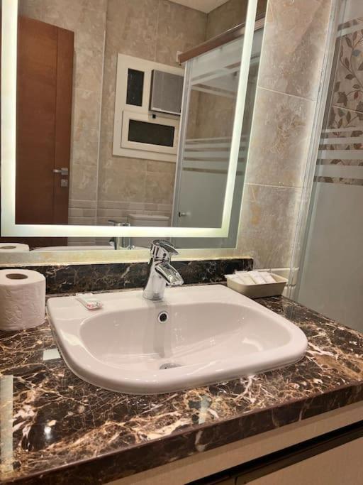 White Palace Served 21 Apartment *
