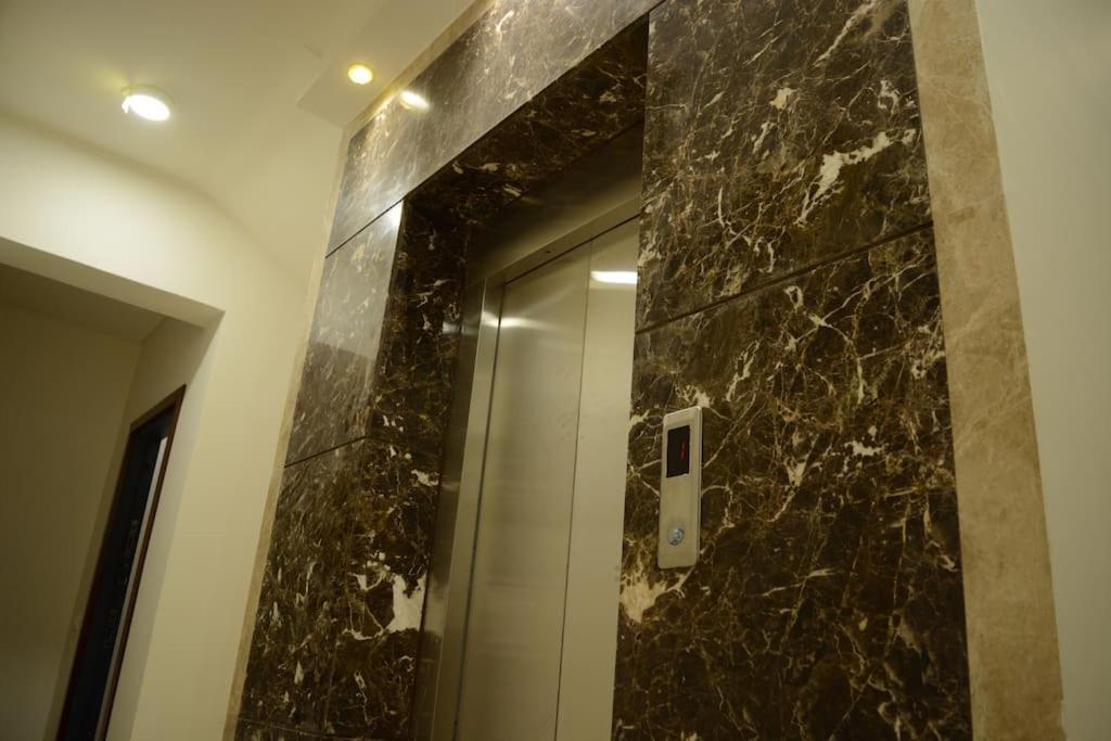 White Palace Served 21 Apartment *